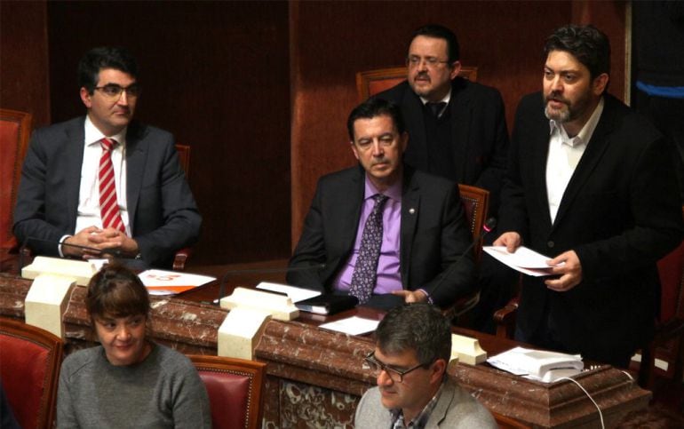 Miguel Sánchez, preguntando al Jefe del Ejecutiva en la última sesión de control celebrada en la Asamblea Regional.