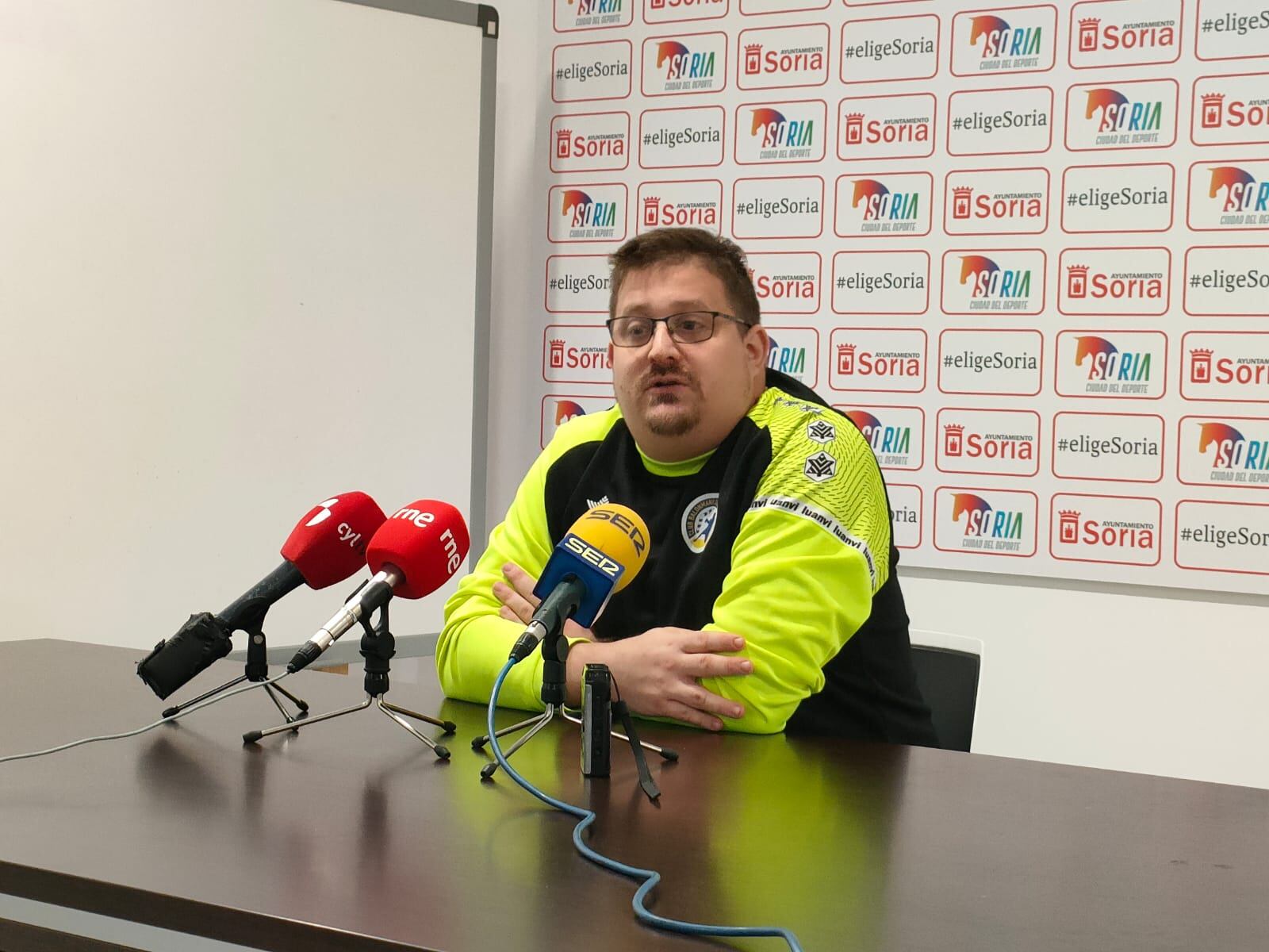 Jordi Lluelles, entrenador del BM Soria, en rueda de prensa.