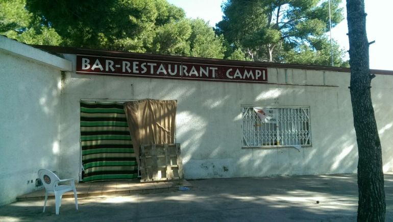 El càmping està situat al davant de l&#039;estació de trens.