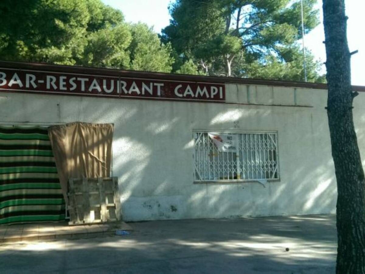 Un grup de persones ocupen un càmping abandonat a Calafell