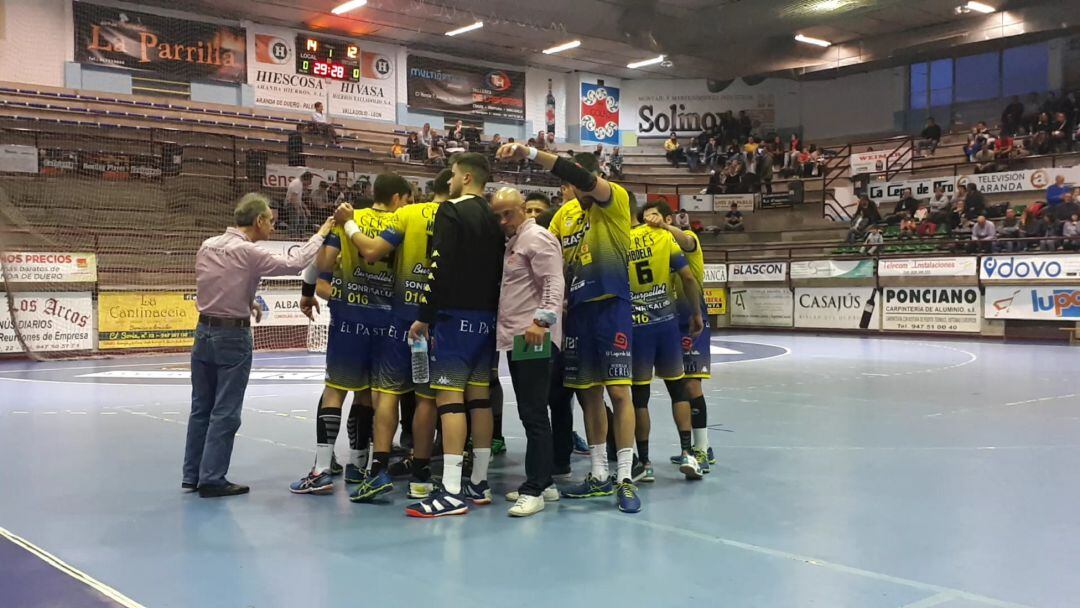 Los ribereños hacen piña durante un partido de este temporada en el Príncipe de Asturias.