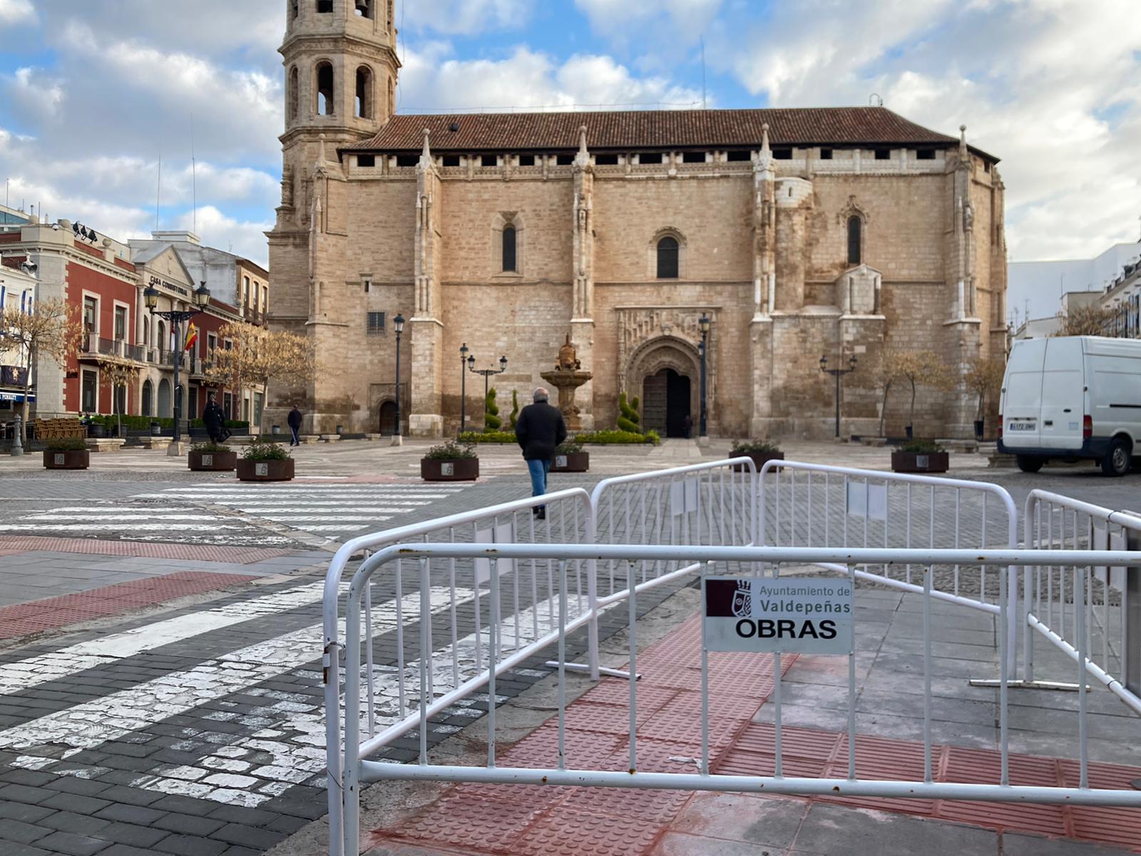 Imagen de archivo de una valla de obras del Ayuntamiento de Valdepeñas en pleno centro de la localidad vinatero