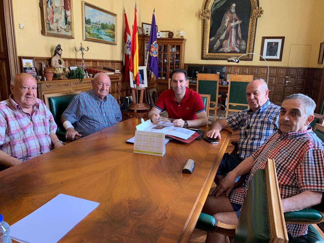 El alcalde de Palencia, Mario SImón (centro) mantiene una reunión con los miembros de la Sociedad Filatélica