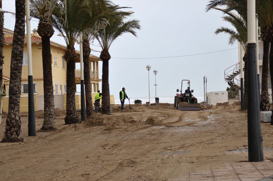 Efectos del temporal en la playa de Oliva