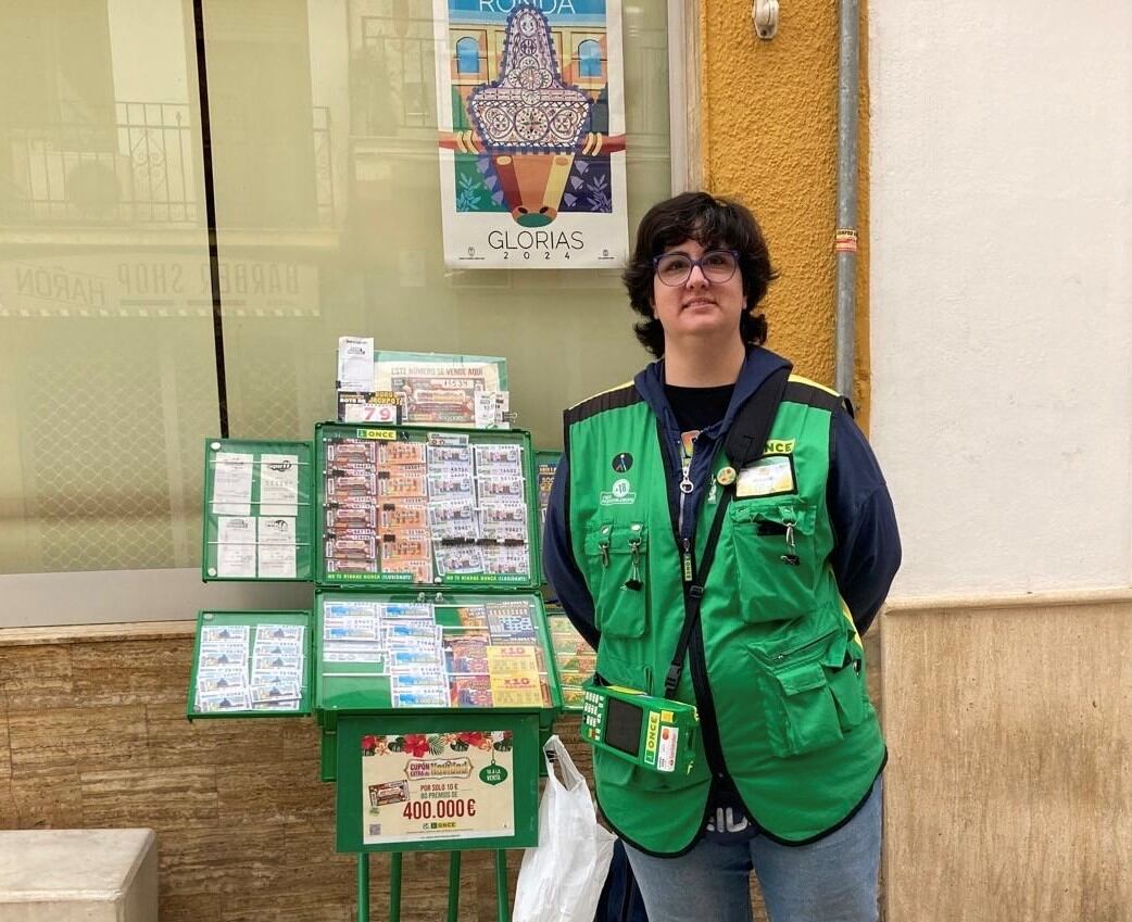 Carmen García, vendedora de la ONCE en la ciudad del Tajo se posiciona habitualmente en la parte alta de la carrera Espinel