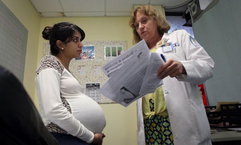 Una dona embarassada rep informació sobre el virus Zika