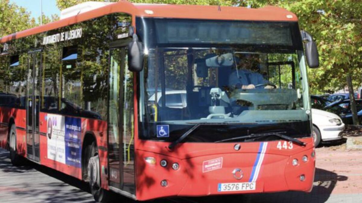 Jesús Paniagua, presidente de ACUSVAL, denuncia el mal funcionamiento del transporte público en Valdemoro.