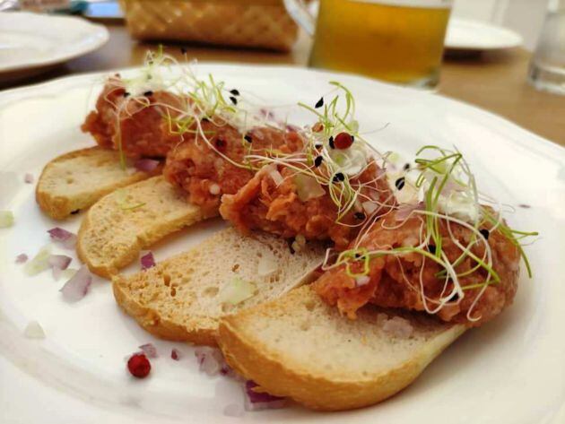 Tostadas con salchicha fresca marinada