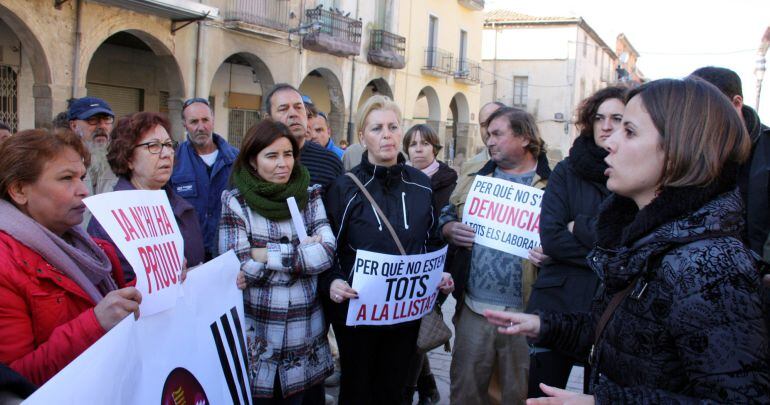 La regidora d'Almacelles Lliure, Laia Martí, intercanviant paraules amb treballadors municipals concentrats en suport als seus 38 companys, la contractació dels quals investiga la Fiscalia. Imatge del 16 de novembre del 2016.