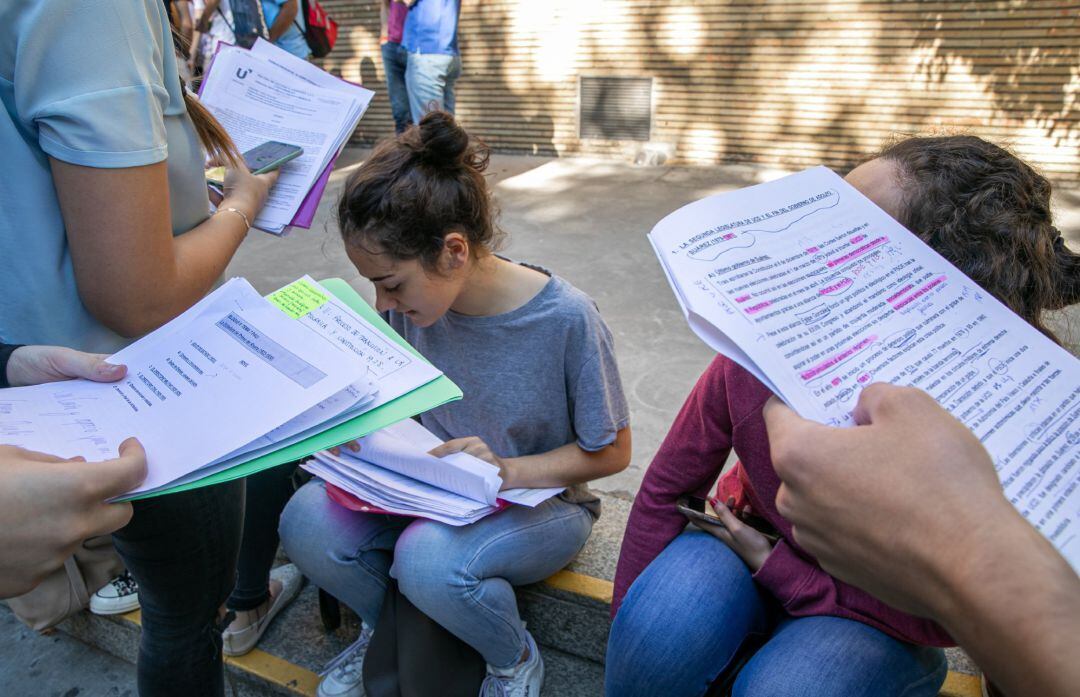 Un grupo de alumnas estudiando para la selectividad en una imagen de archivo.