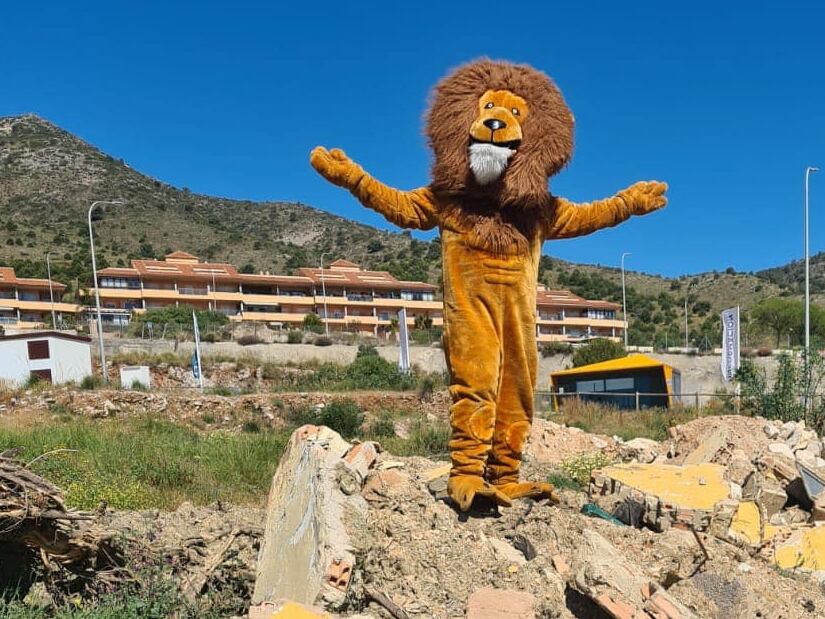 MÁLAGA, 22/04/2023.- A las elecciones municipales en Benalmádena (Málaga) concurre este año un candidato muy peculiar: un &#039;león&#039; bajo el que se esconde Alberto P. Criado, el cabeza de lista de &#039;Por mi pueblo&#039;, que se recorre el municipio embutido en este disfraz para promocionar su candidatura y denunciar los problemas de esta turística localidad. Criado, a punto de cumplir 43 años, tiene una empresa de reparación de vehículos en Benalmádena y fue elegido el pasado mes de febrero nuevo secretario local de &#039;Por Mi Pueblo&#039;, un partido municipalista que se presenta en estos comicios en una treintena de poblaciones malagueñas. EFE/Facebook Alberto P. Criado -SOLO USO EDITORIAL/SOLO DISPONIBLE PARA ILUSTRAR LA NOTICIA QUE ACOMPAÑA (CRÉDITO OBLIGATORIO)-
