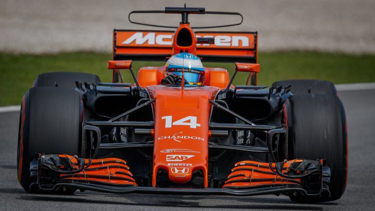 El McLaren de Alonso circulando en el circuito de Malasia