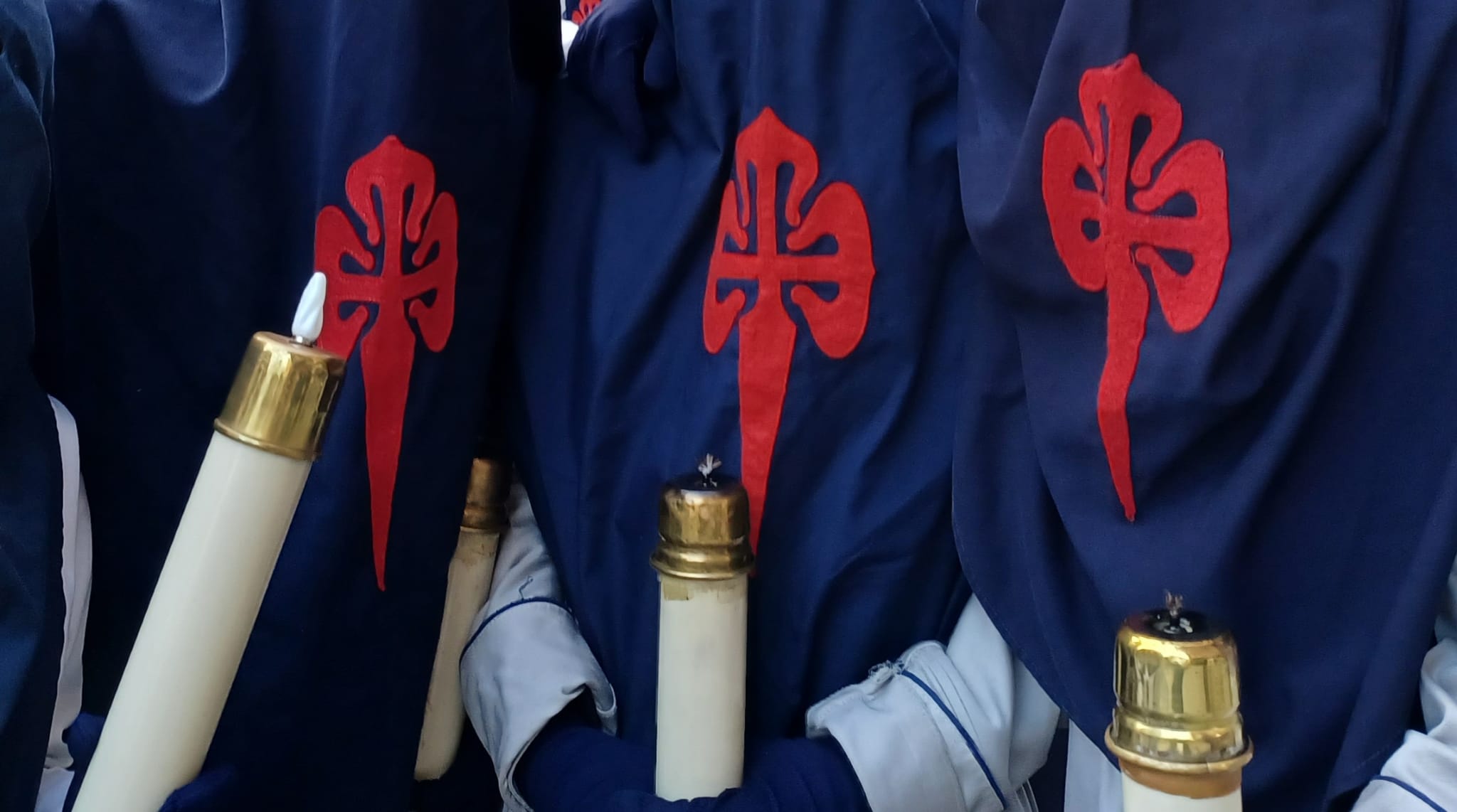 Jóvenes cofrades de Santiago Apóstol minutos antes de procesionar en Bilbao