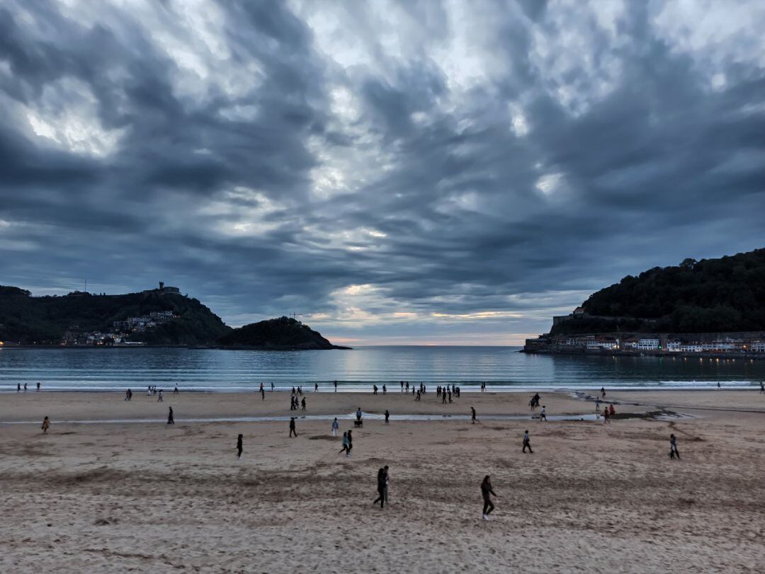 Playa de la Concha (San Sebastián) al anochecer