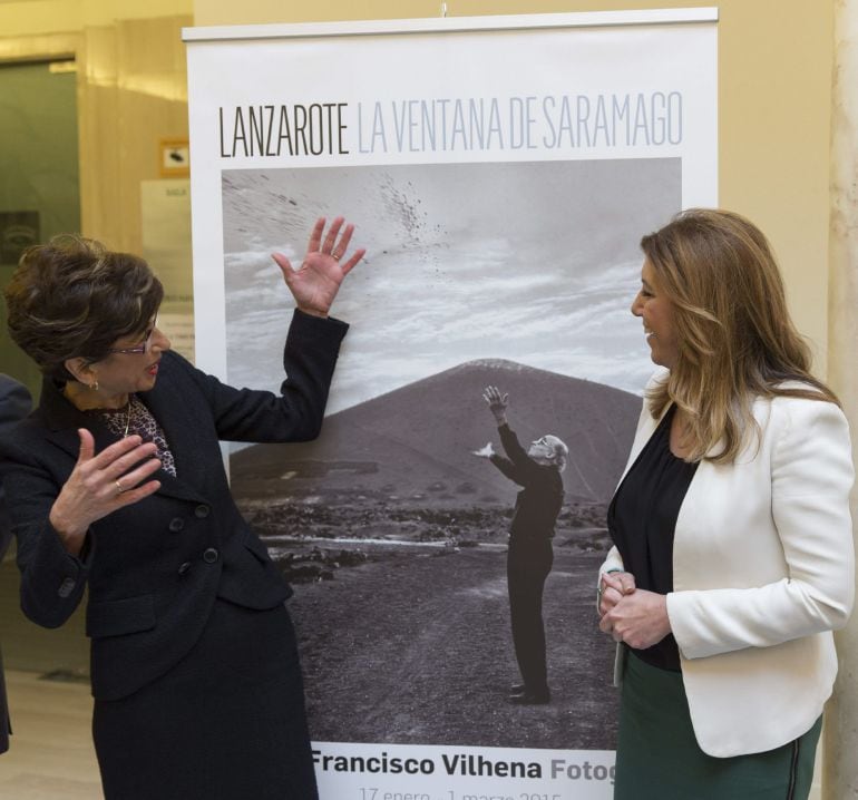 16/01/2015.- La presidenta de la Junta de Andalucía, Susana Díaz, junto a la presidenta de la Fundación José Saramago y su viuda, Pilar del Rio (i), conversan ante el cartel de la exposición inaugurada hoy en Sevilla &quot;Lanzarote, la ventana de Saramago&quot;, del fotógrafo portugués Francisco Vilhena, que muestra la influencia que ejerció sobre el Nobel de Literatura la isla en la que vivió en sus últimos años. EFE/Julio Muñoz