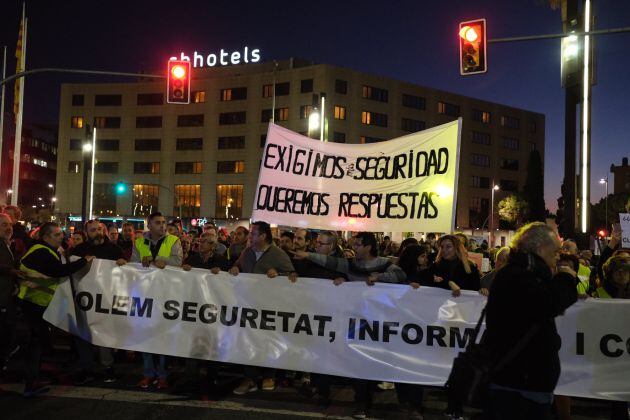 Cabecera de la manifestación del sector petroquímico con una pancarta que dice &#039;Exigimos seguridad, queremos respuestas&#039; en Tarragona.