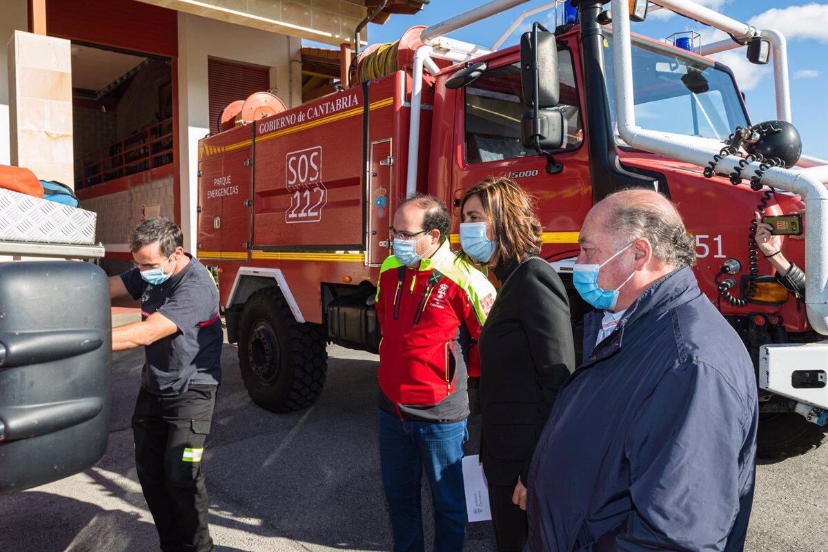 La consejera de Presidencia, Paula Fernández, en el parque de emergencias de Villacarriedo.