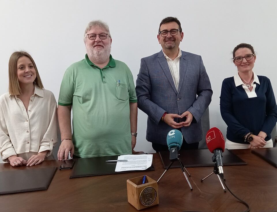 El alcalde de Cieza y representantes de Cáritas en la firma del convenio