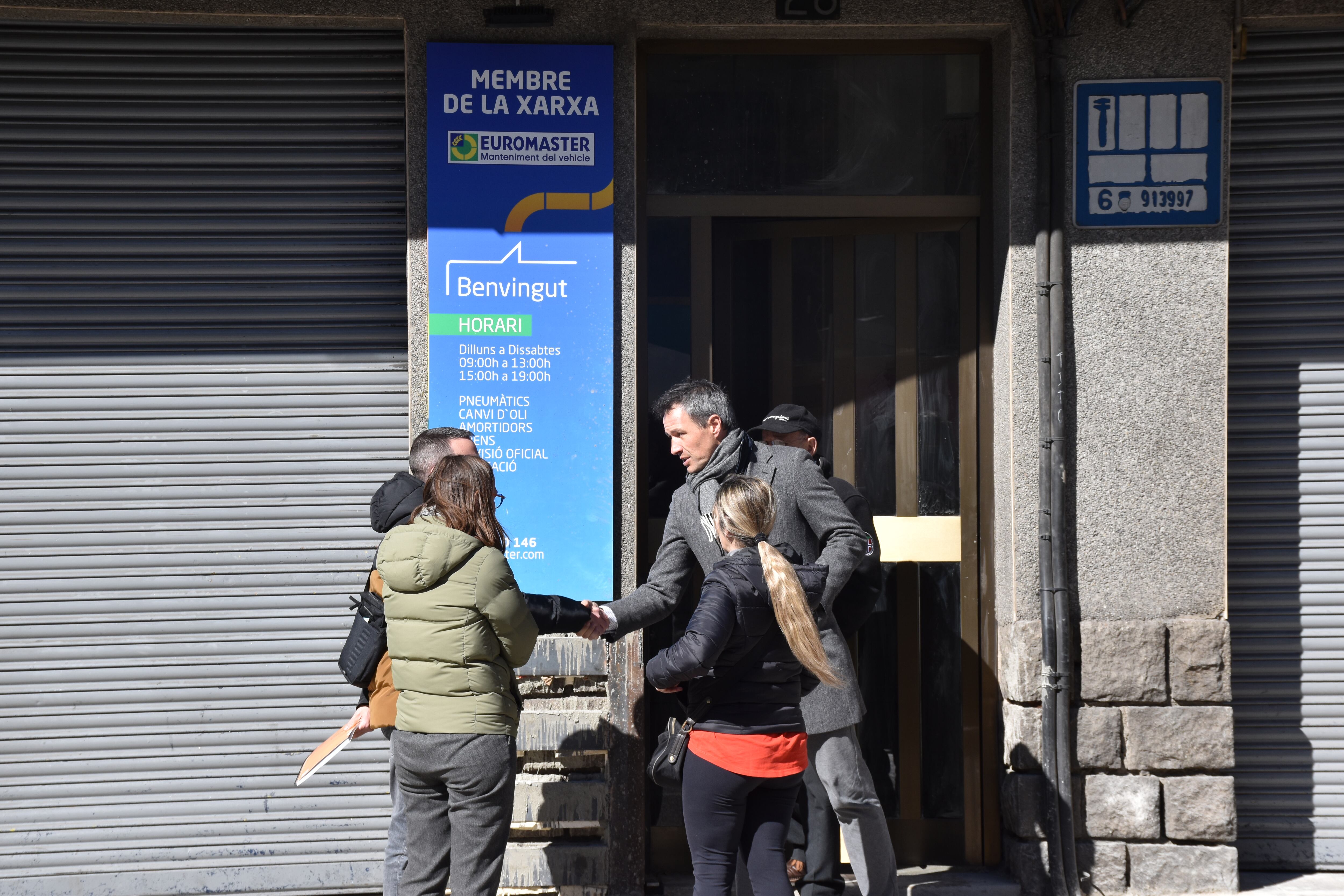 El cònsol menor d&#039;Andorra la Vella, David Astrié, saluda els tècnics, abans de revisar l&#039;estat de l&#039;edifici de l&#039;avinguda Santa Coloma.
