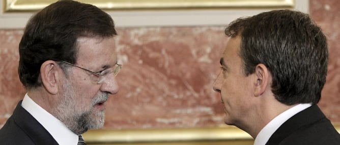 El presidente del Gobierno, José Luis Rodríguez Zapatero, charla con el líder del PP, Mariano Rajoy, durante los actos conmemorativos del Día de la Constitución que se celebran en el Congreso de los Diputados.