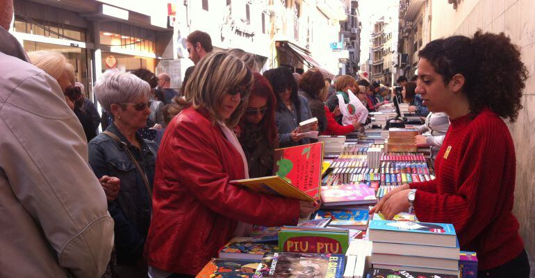 Una parada de llibres a l'Eix Comercial de Lleida.
