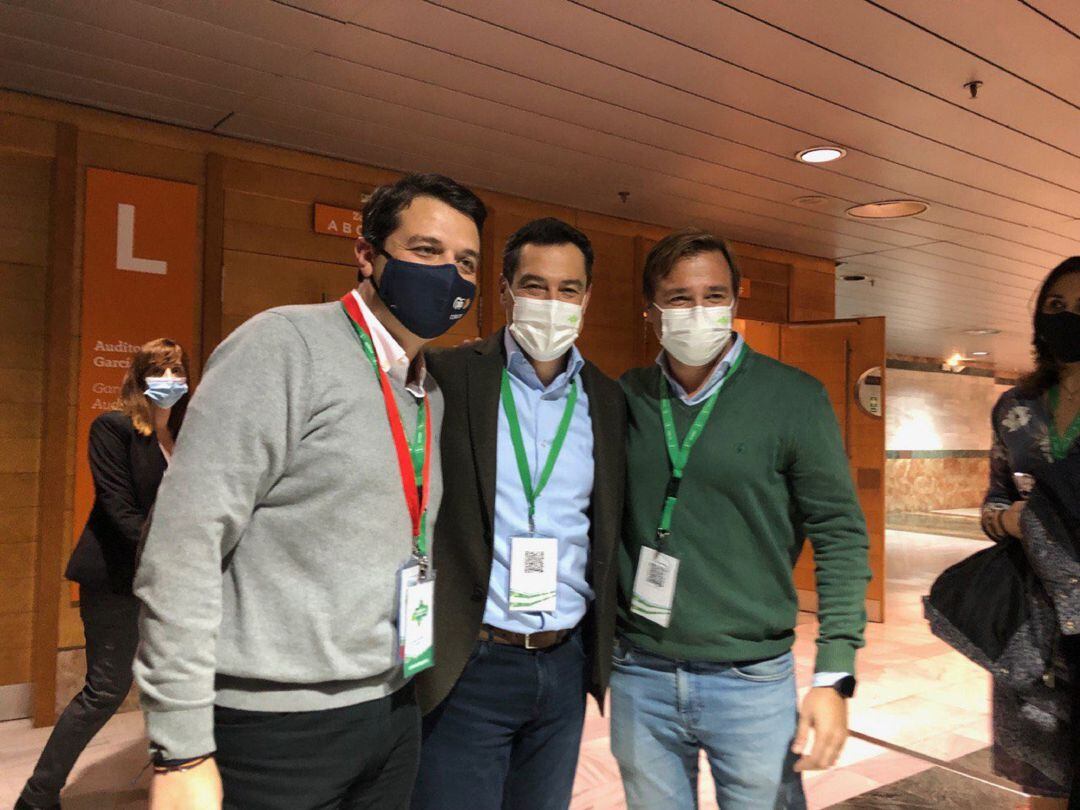 El alcalde José María Bellido con el presidente de la Junta Juan Manuel Moreno Bonilla y el delegado del Gobierno en Córdoba, Antonio Repullo en el congreso del PP de Andalucía