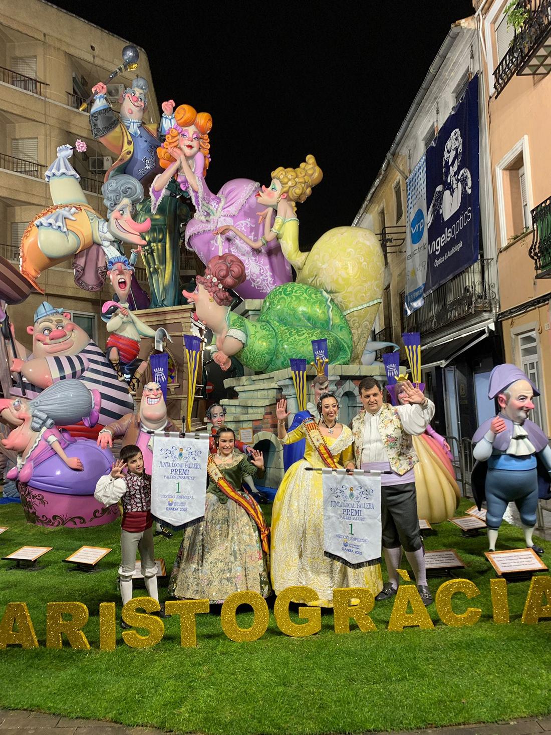 Los presidentes y las Falleras Mayores de la Falla Vilanova con el doble banderín de mejores fallas de Gandia 2022