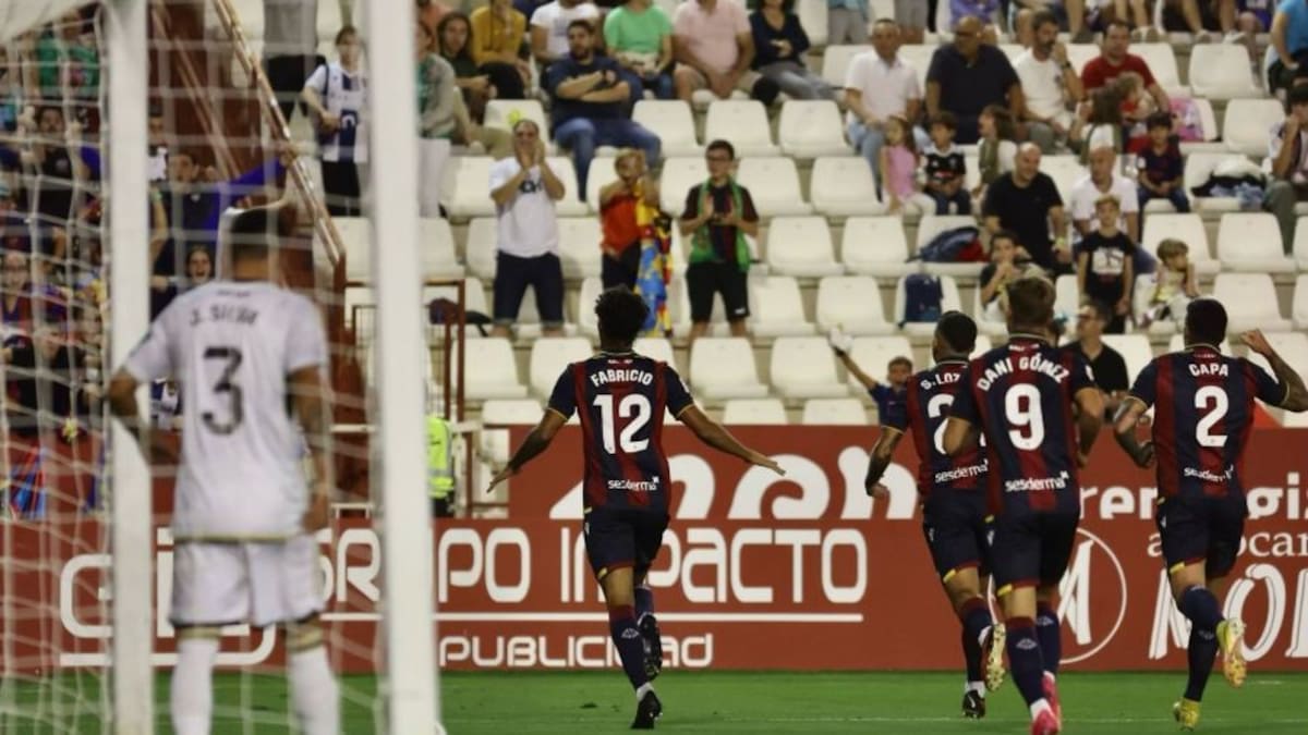 El Levante presenta su candidatura al ascenso en Albacete (0-2)