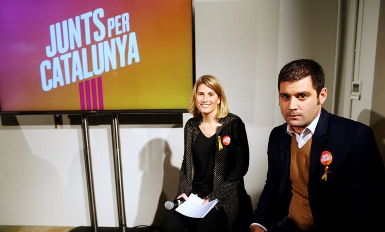 La directora de campaña de Junts per Catalunya, Elsa Artadi, y el responsable de imagen y creatividad de la misma, Ramon Maria Piqué, han presentado la imagen y el lema de la candidatura de cara a las elecciones del 21D. 