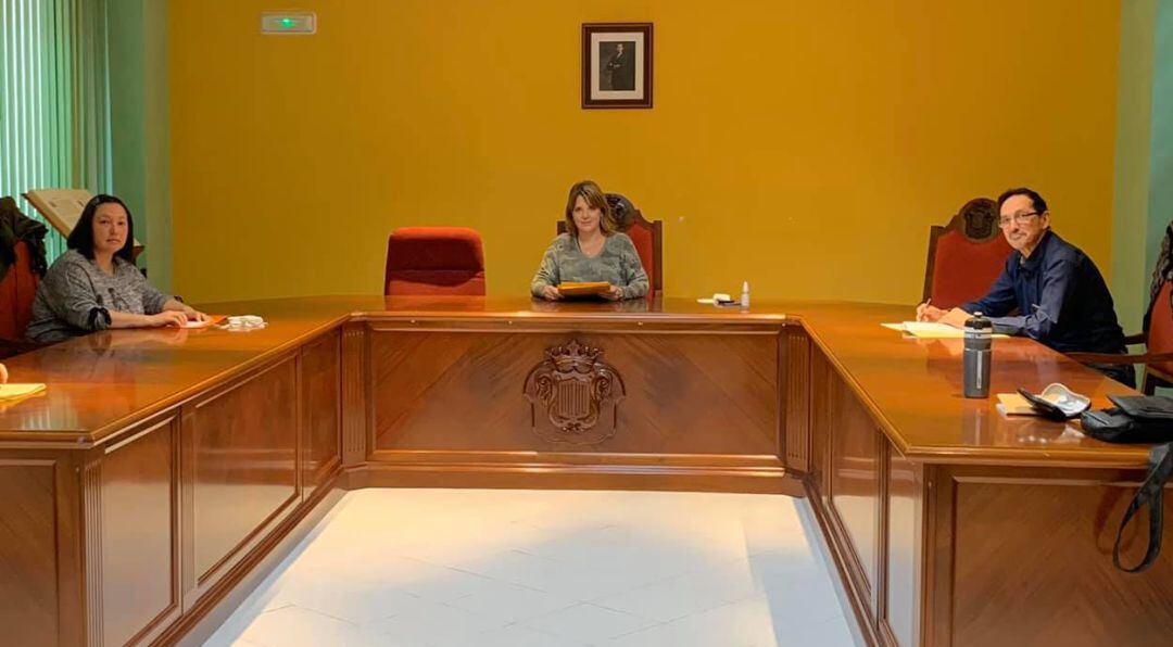 La alcaldesa de Llaurí presidiendo un pleno municipal en una imagen de archivo.