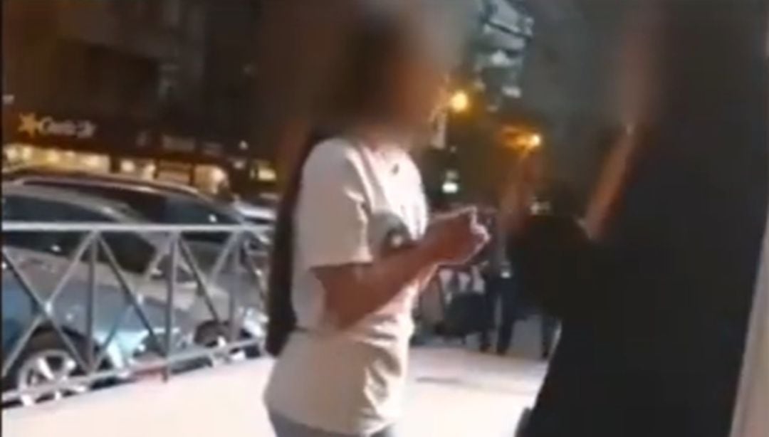 Captura del momento en el que una joven agrede a otra en una calle de Madrid