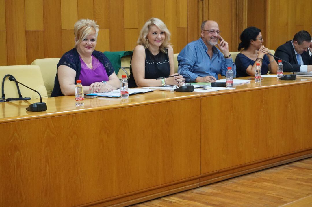 Los concejales no adscritos del Ayuntamiento de Elda: Reme Soler, Mª Dolores de la Dueña y Francisco Garíca