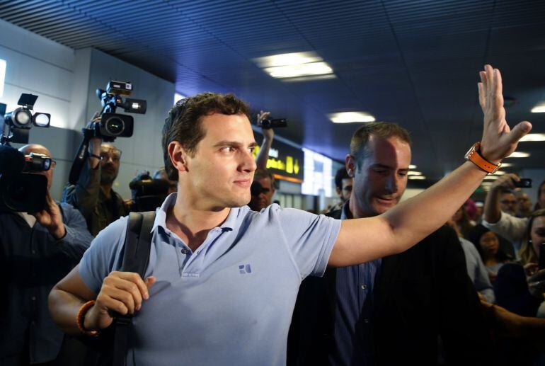 El presidente de Ciudadanos, Albert Rivera, a su llegada hoy al Aeropuerto Adolfo Suárez Madrid-Barajas tras su viaje a Caracas. EFE. Javier Lizón