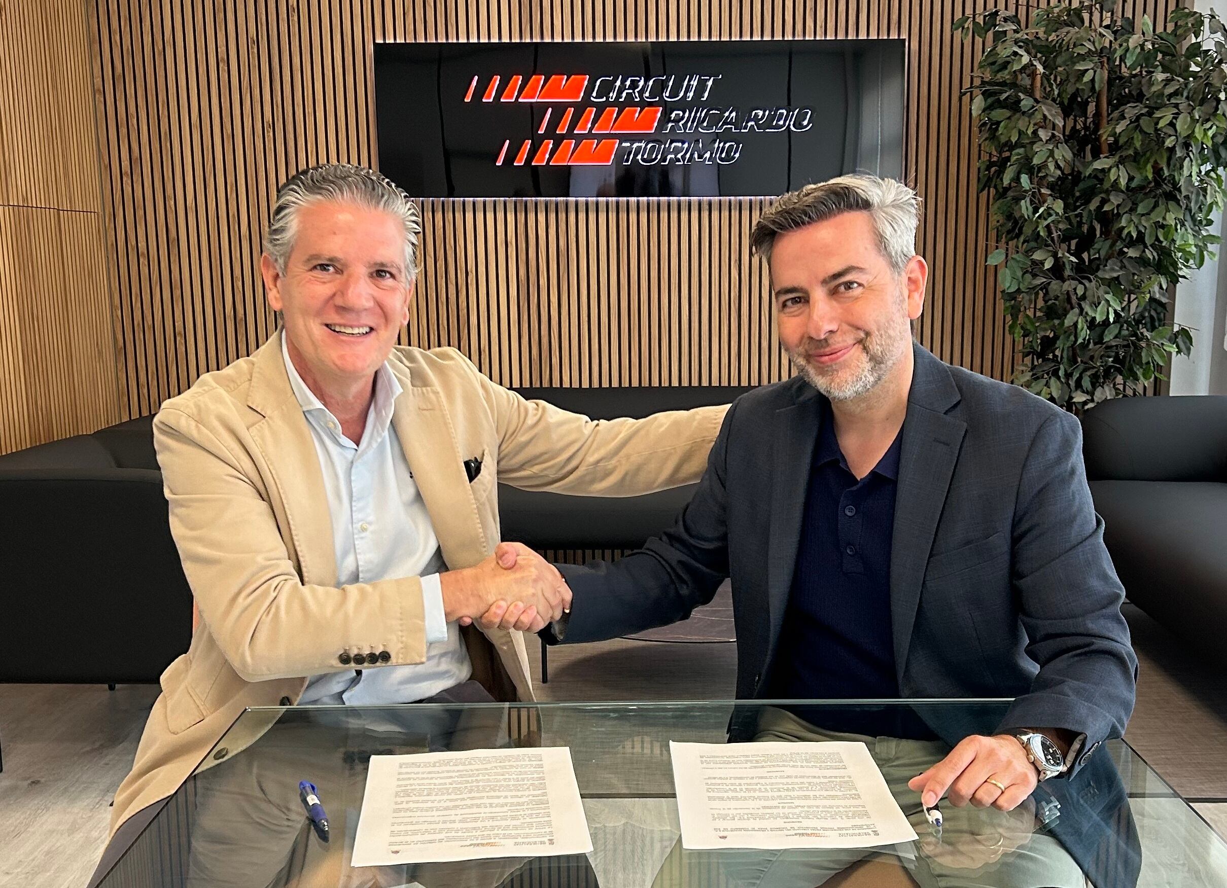 Alberto Gil, presidente de la APDV, y Nicolás Collado, Director general del Circuit