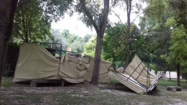 Casetas volcadas en La Huerta del Duque