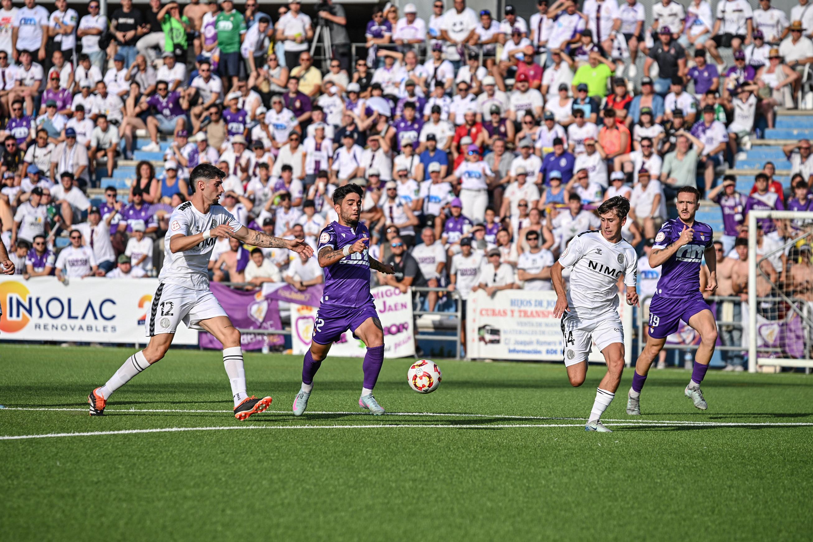 Óscar Lozano y Agus junto a dos futbolistas del Atlético Central.