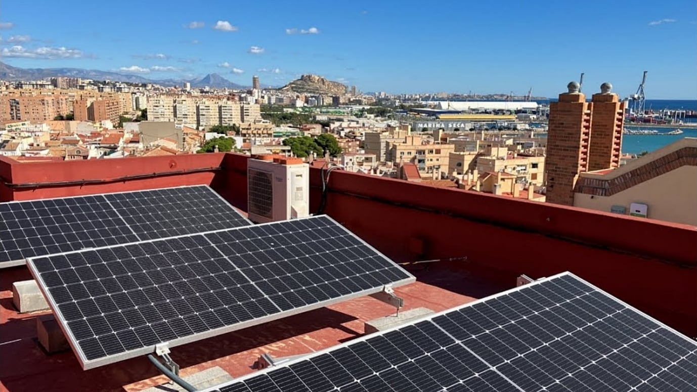 Placas solares en la primera comunidad solar de la provincia de Alicante