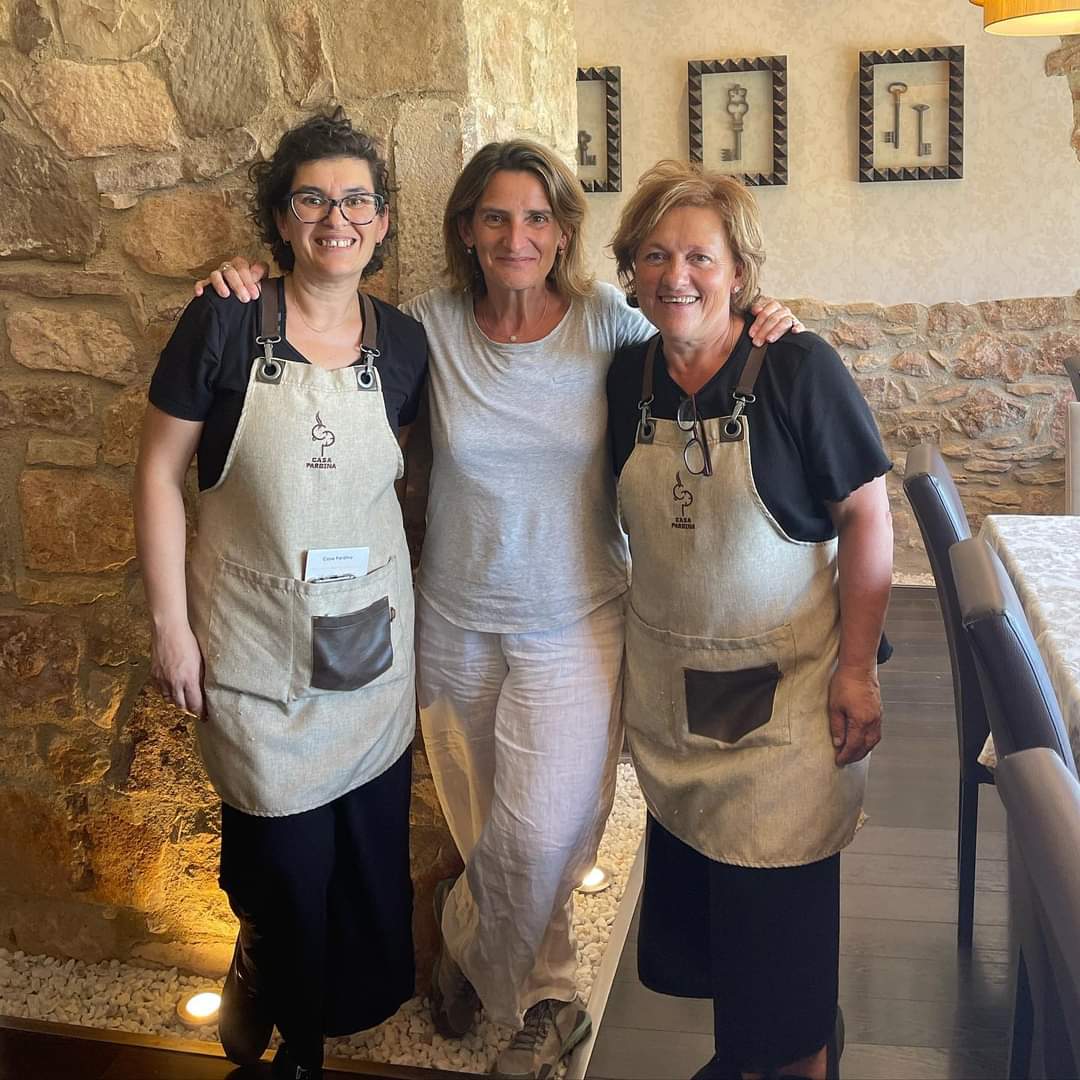 Lidia Estrada y Ana Blasco, del restaurante Casa Pardina, con Teresa Ribera (en medio)
