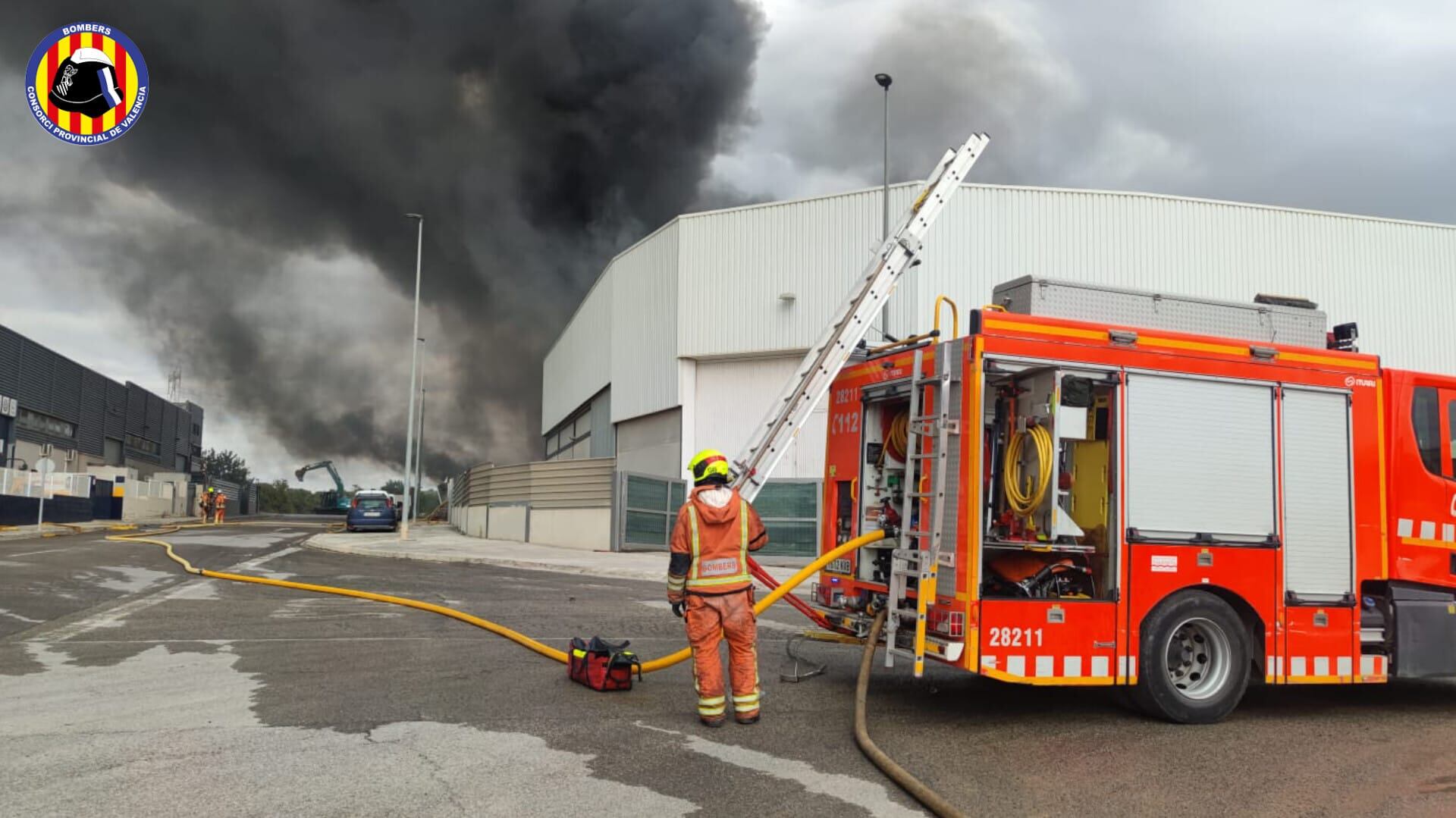 Efectivos de bomberos de Valencia trabajan en el incendio de una empresa de tratamiento de residuos de Loriguilla.