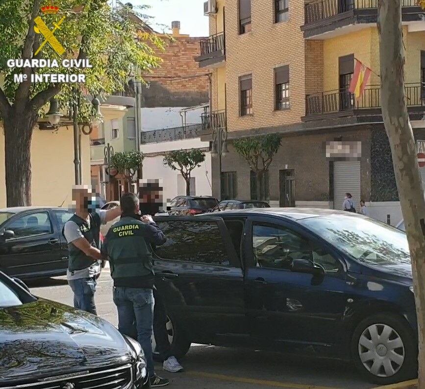 Imagen de una de las detenciones practicadas en Sedaví ( Valencia)