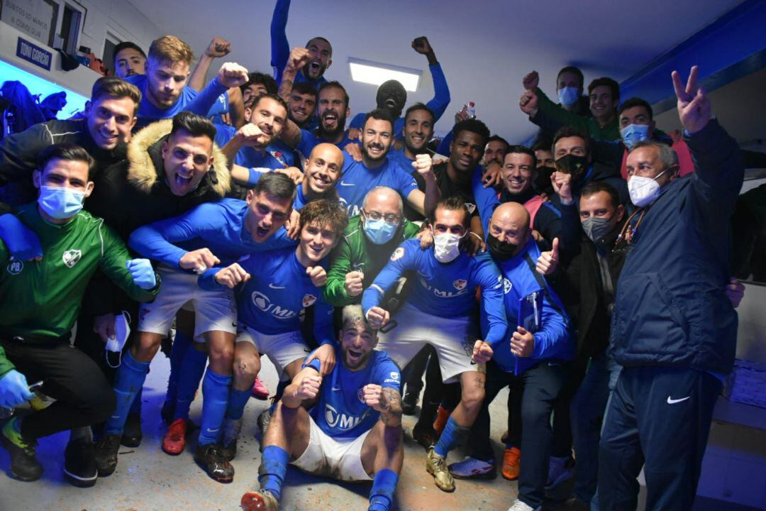 Celebración, en el vestuario azulillo, de la victoria ante el UCAM Murcia CF