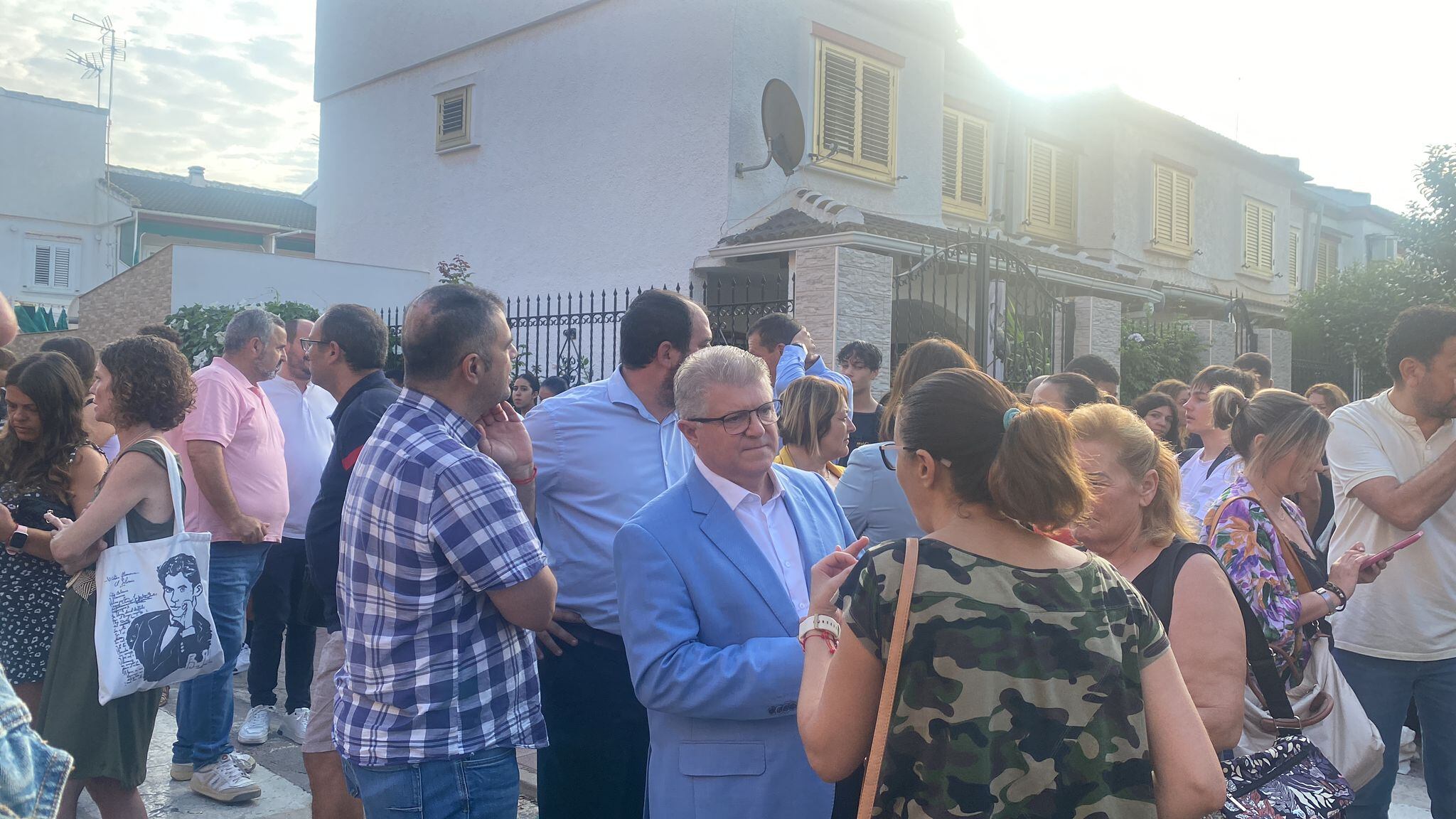 Los colegios y el instituto de  Los Alcázares amanecen con cadenas como protesta por los barracones