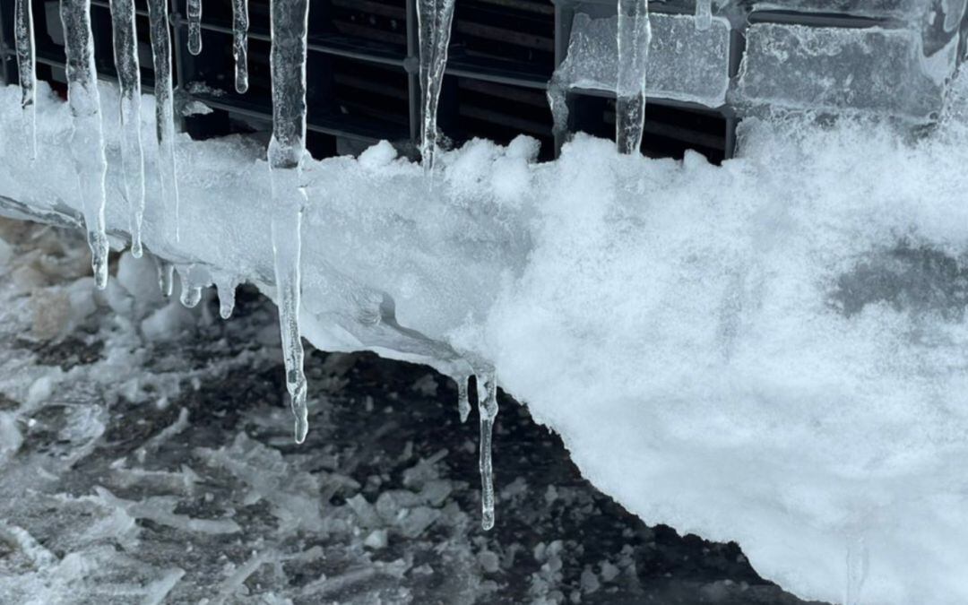 Tejados y cornisas acumulan nieve y carámbanos de hielo que pueden caer