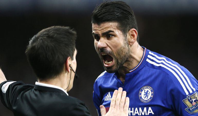 Football Soccer - Chelsea v Manchester United - Barclays Premier League  Chelsea&#039;s Diego Costa remonstrates with the assistant referee
 Reuters