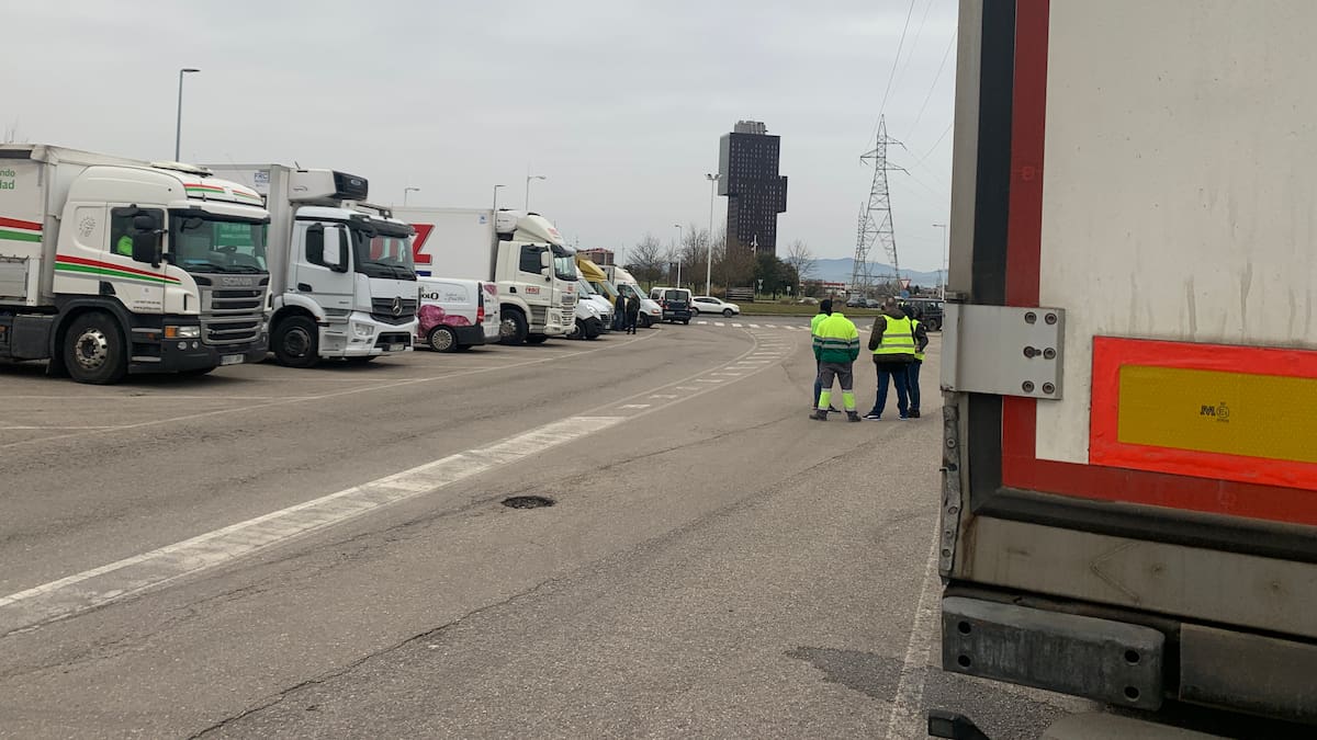 Los transportistas "taponan" la entrada de mercancías a Ponferrada con cortes intermitentes y "ralentizan" las rutas hacia Galicia y Madrid