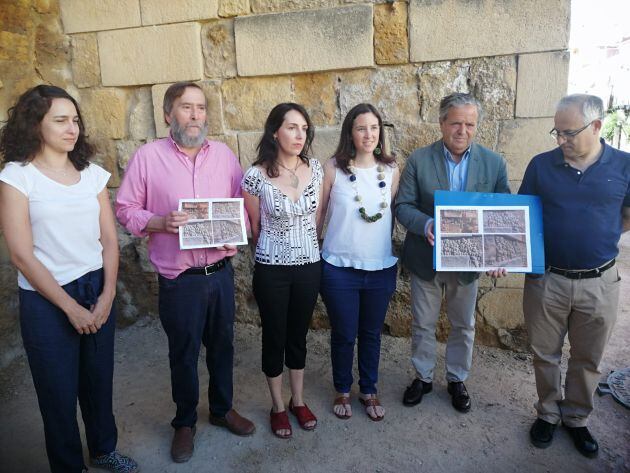 La restauradora Milagros Gallego, el arqueólogo provincial Alejandro Ibáñez, la arquitecta de la GMU, Rosa Lara, la delegada de Cultura, Cristina Casanueva, el presidente de la GMU, Salvador Fuentes y el jefe de arqueología de la GMU, Juan Murillo.