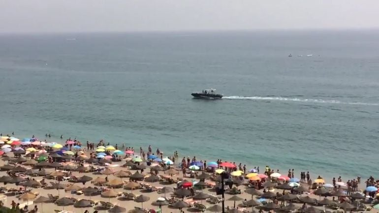 Uno de los servicios de protección recorre la playa de Santa Amalia de Fuengirola (Málaga)