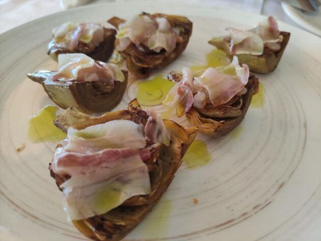 Corazones de alcachofa con tartar de gambas y panceta ibérica