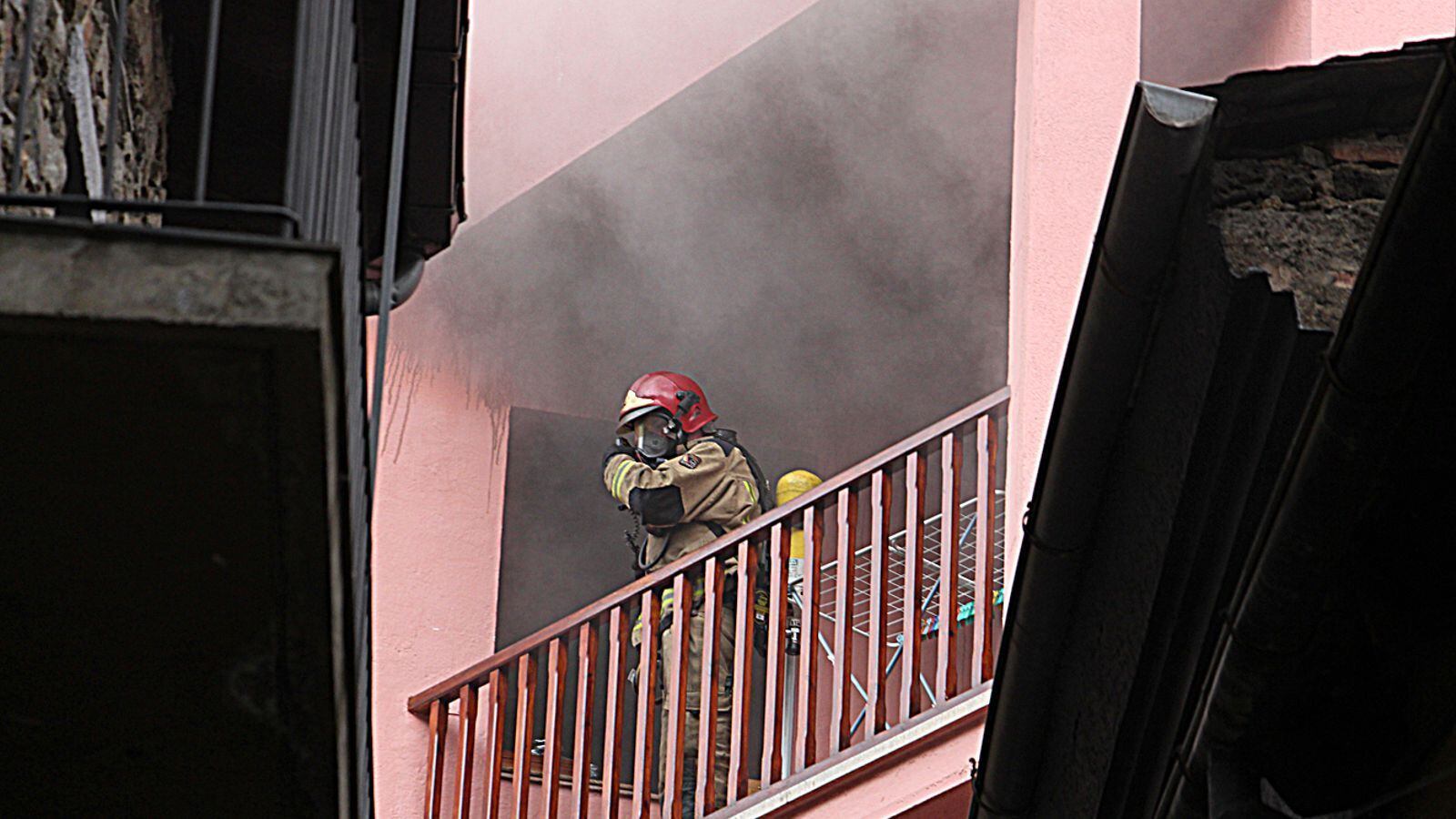 Els Bombers actuen en un incendi.