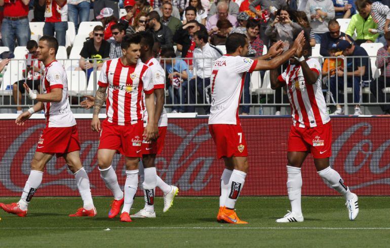 Thievy Bifouma celebra con sus compañeros el gol marcado ante el Eibar la pasada jornada